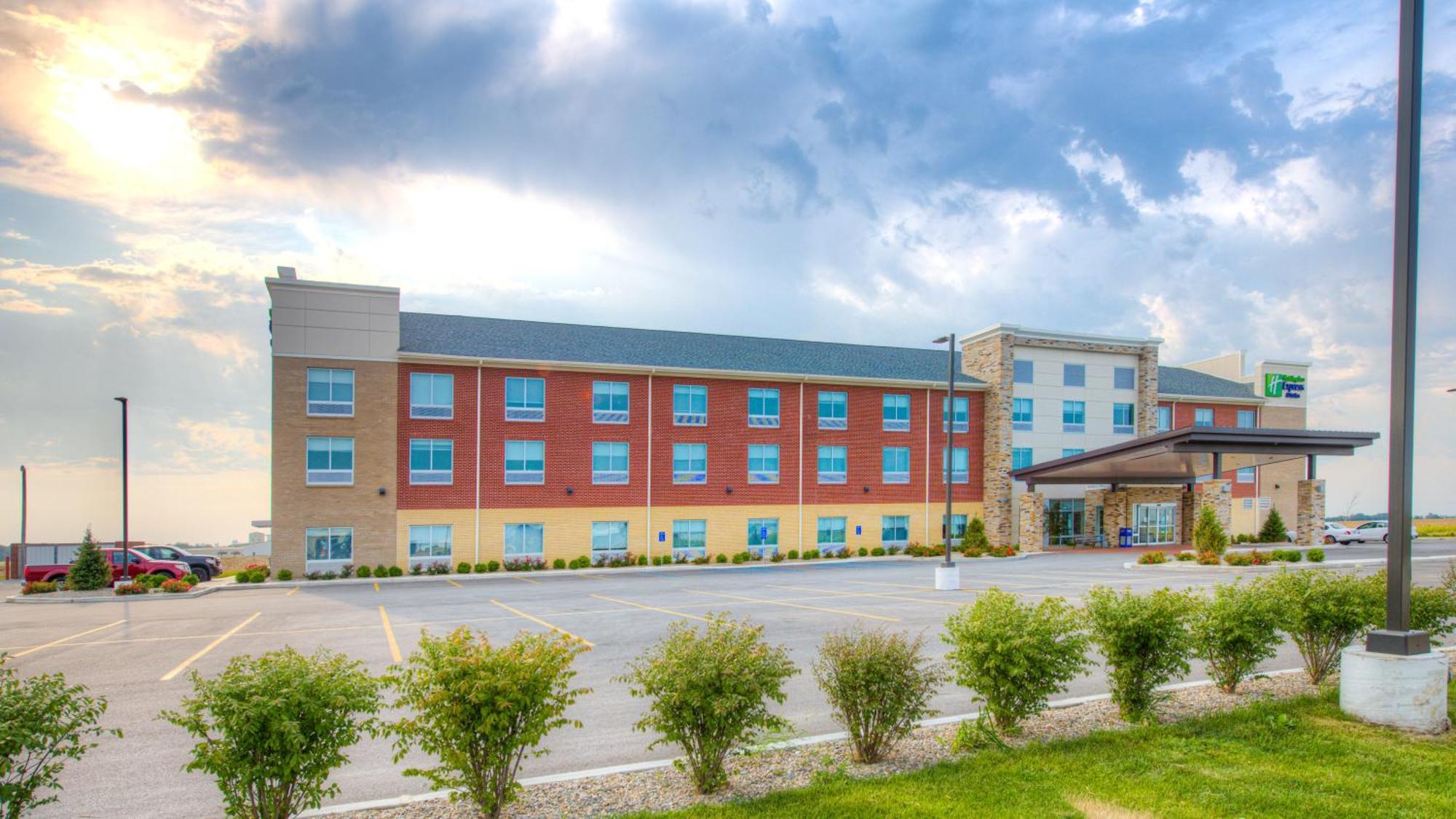 Holiday Inn Express & Suites - Remington, An Ihg Hotel Exterior photo